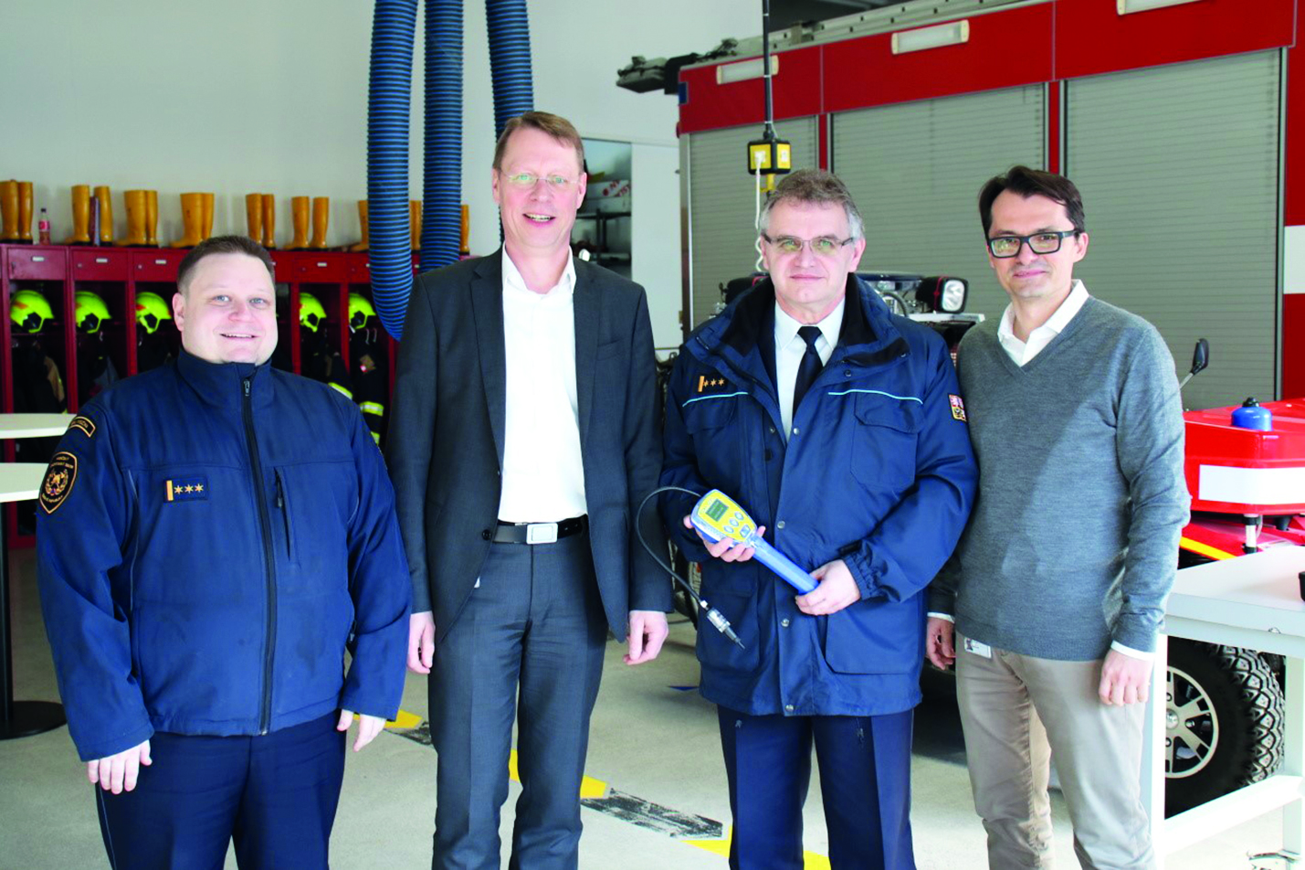 Na předání daru v závodě se účastnili (zleva): plk. Mgr. Jiří Němec, DiS., (ředitel HZS Kraje Vysočina), Stefan Hamelmann (technický ředitel BOSCH DIESEL), plk. Ing. Petr Kotinský, PhD., (ředitel Územního odboru Jihlava, HZS Kraje Vysočina) a Ozan Ergün (vedoucí oddělení FCM vBOSCH DISEL)