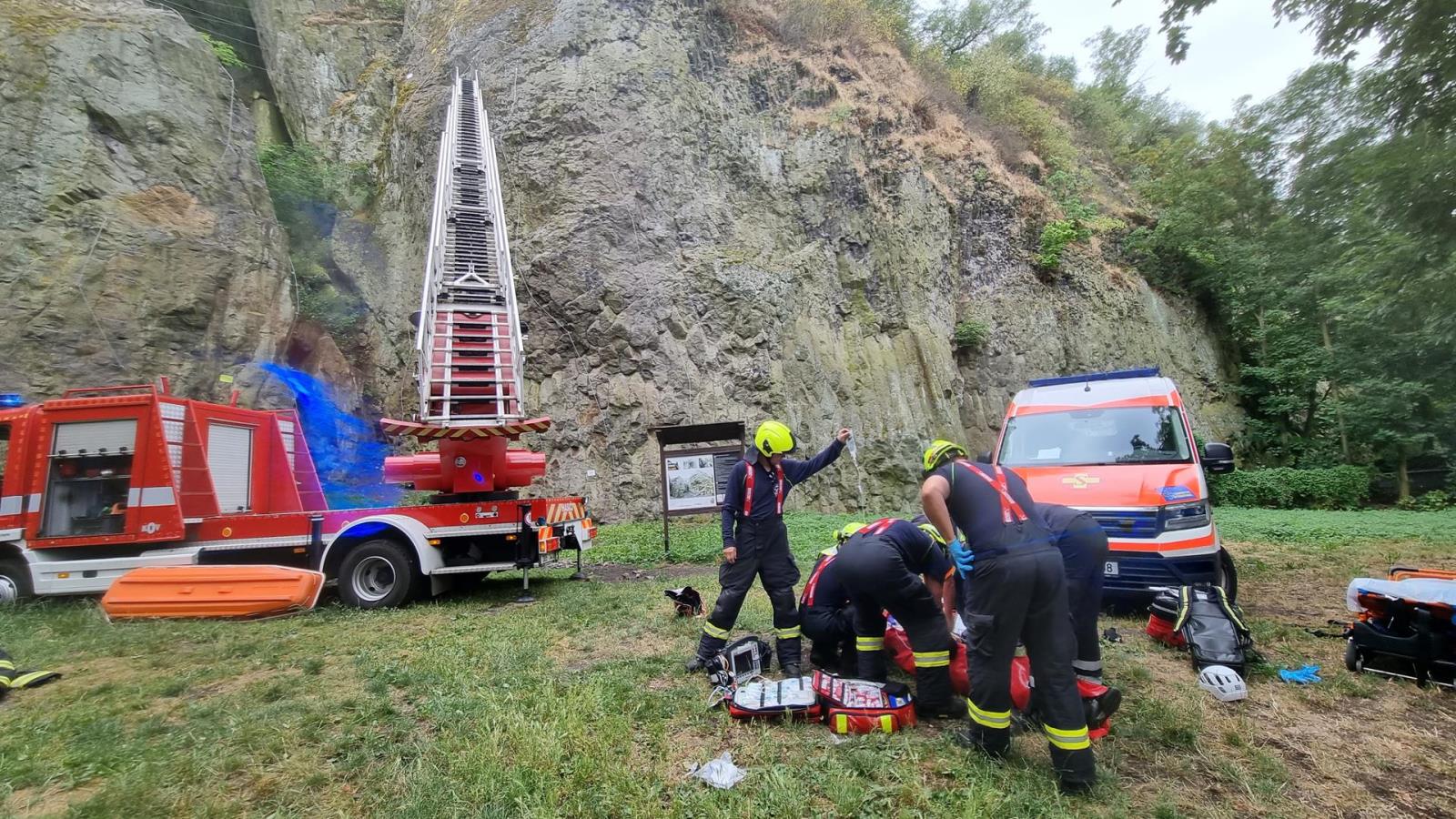 196-Záchrana zkolabované osoby z ferraty na Slánské hoře.jpg