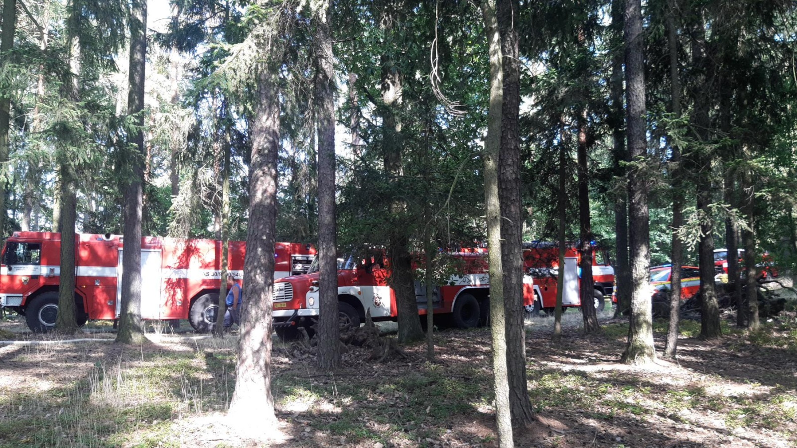 198-Hasičská vozidla při požáru lesa u Lhotky nedaleko Hořovic.jpg