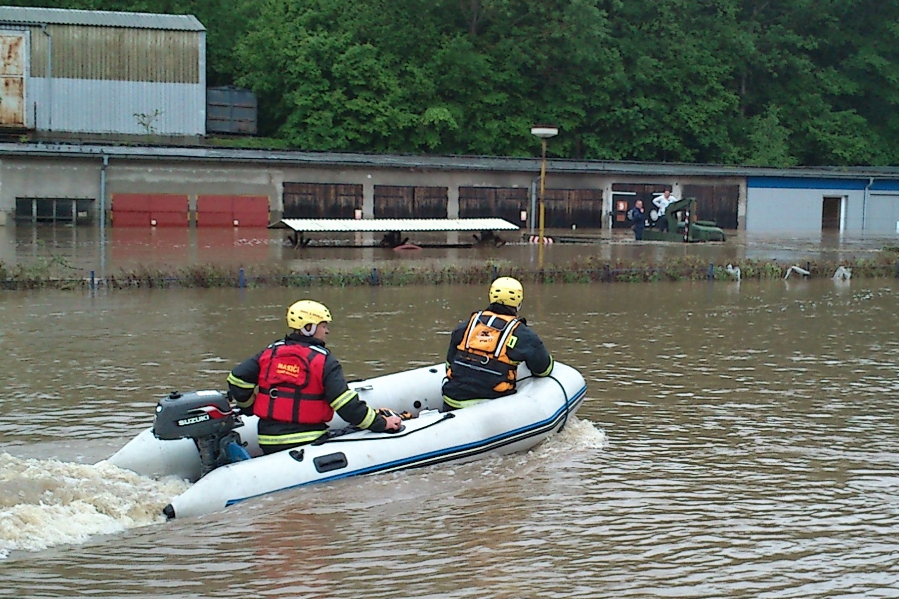 2 Záchrana čtyř osob ze zaplaveného auta, Český Krumlov - 2. 6. 2013 (2).jpg