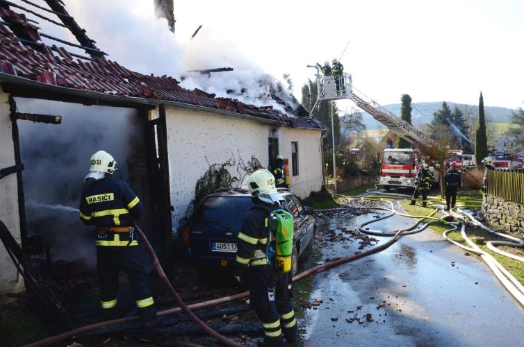 2. Požár RD Konojedy 7.4.2015.JPG