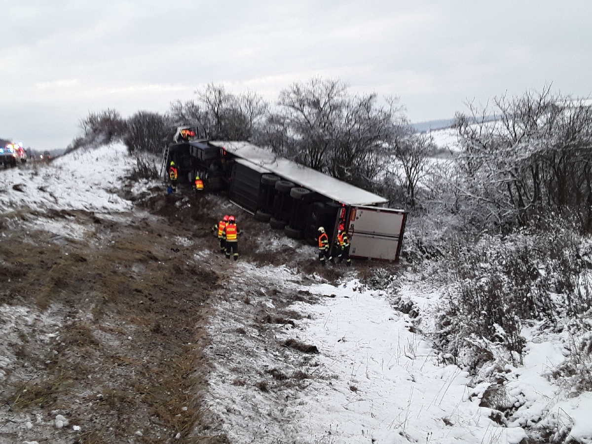 2021-01-06-DN D1 172.km/2021-01-09-převrácený kamion na D1 (4).jpg