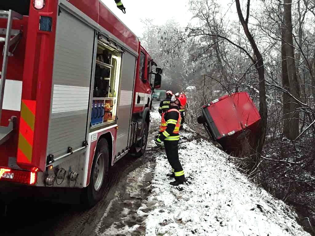 2021-01-06-DN dodávky Hajany/2021-01-06-Dodávka mimo vozovku_3.jpg