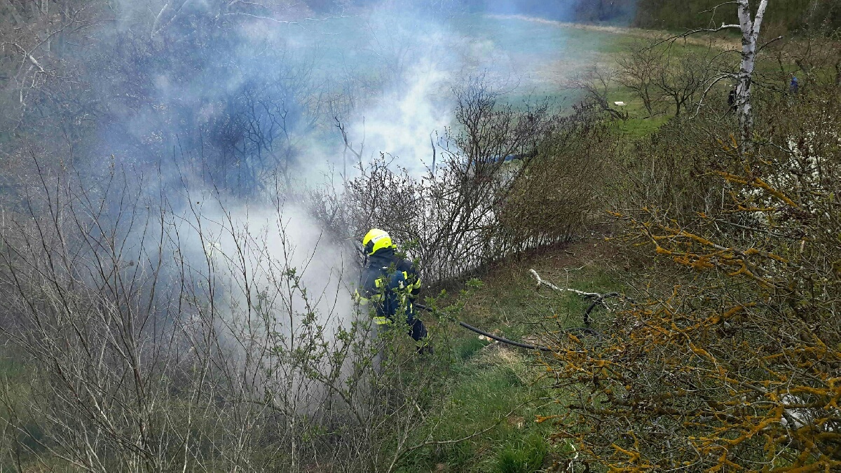 2021-04-06-Požár chatky Strachotín/2021-04-06-Požár chatky Strachotín (2).jpg