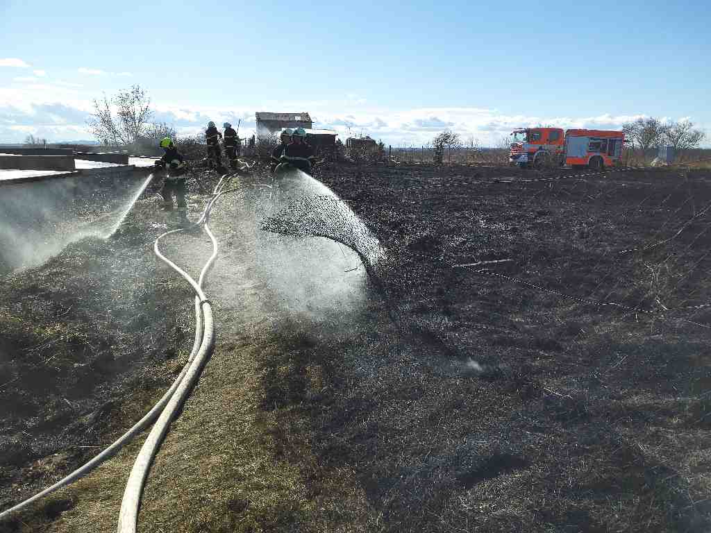 2022-02-25-Požár trávy a přístřešku Tasovice ZN/Požár Tasovice (4).jpg