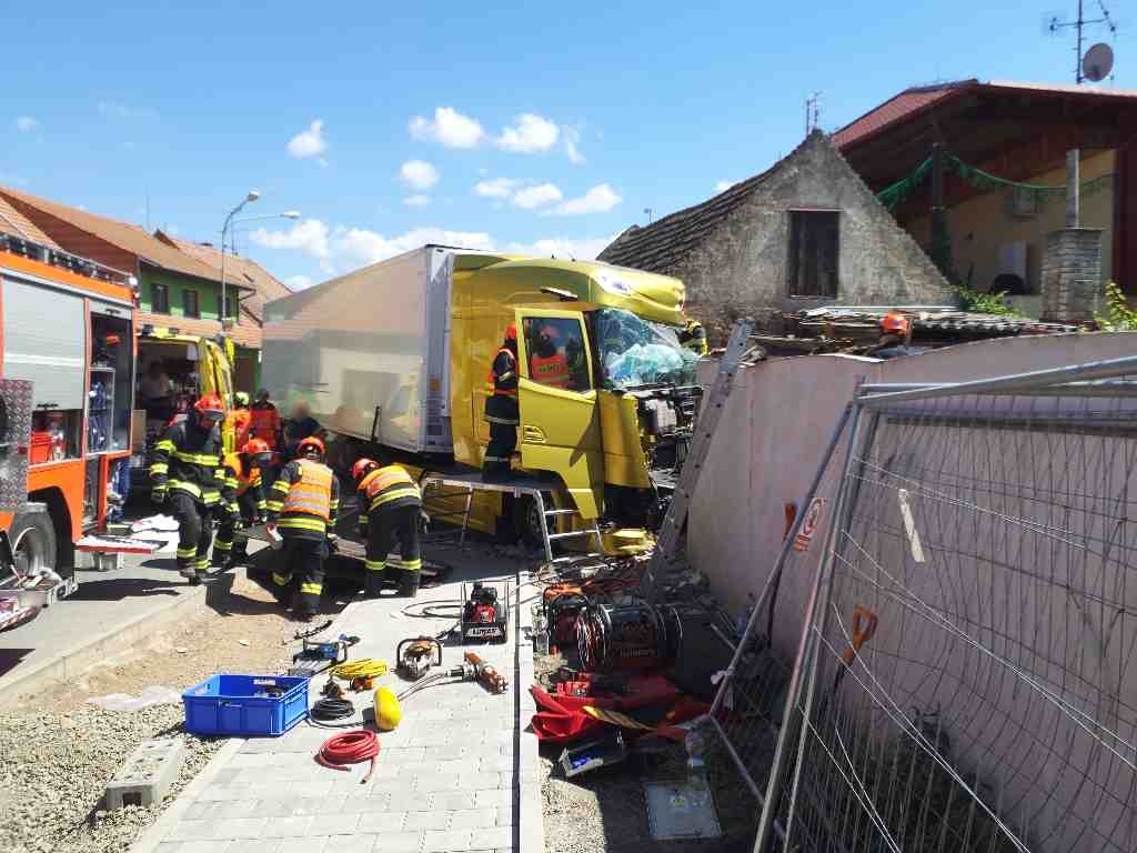 2022-08-12 nehoda dvou NA s poškozením domu ve Strážnici (34).jpg