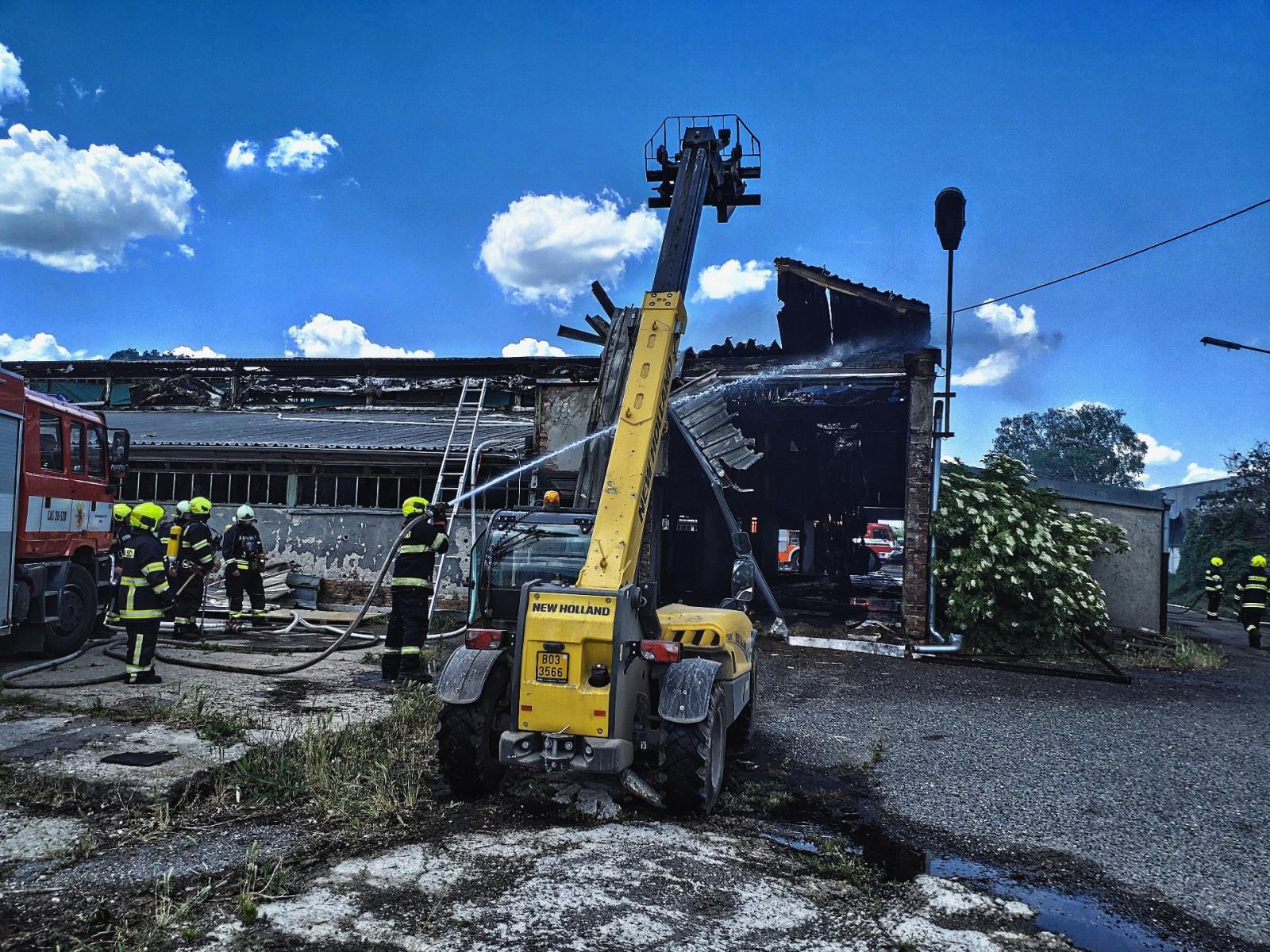 2024-05-15 Požár NB, Rakvice/Požár nízké budovy, Rakvice (2).jpg