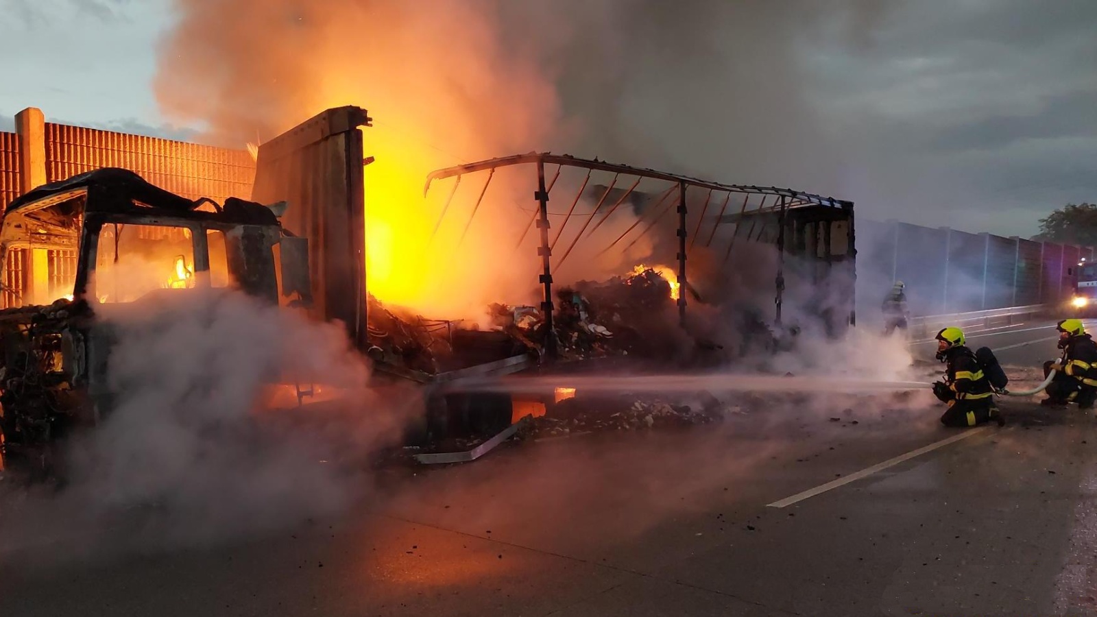 211-Požár kamionu na brněnské dálnici D1 poblíž Ostředku ve směru do Prahy.jpg