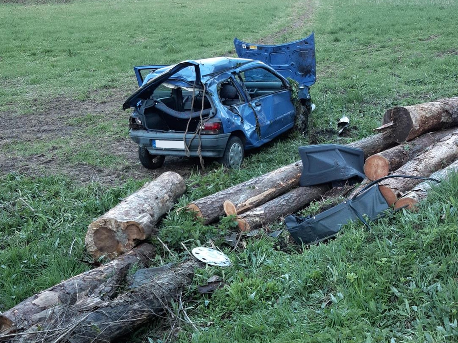 220424-Havárie osobního vozidla po střetu se srnou u obce Vrátno na Mladoboleslavsku.jpg