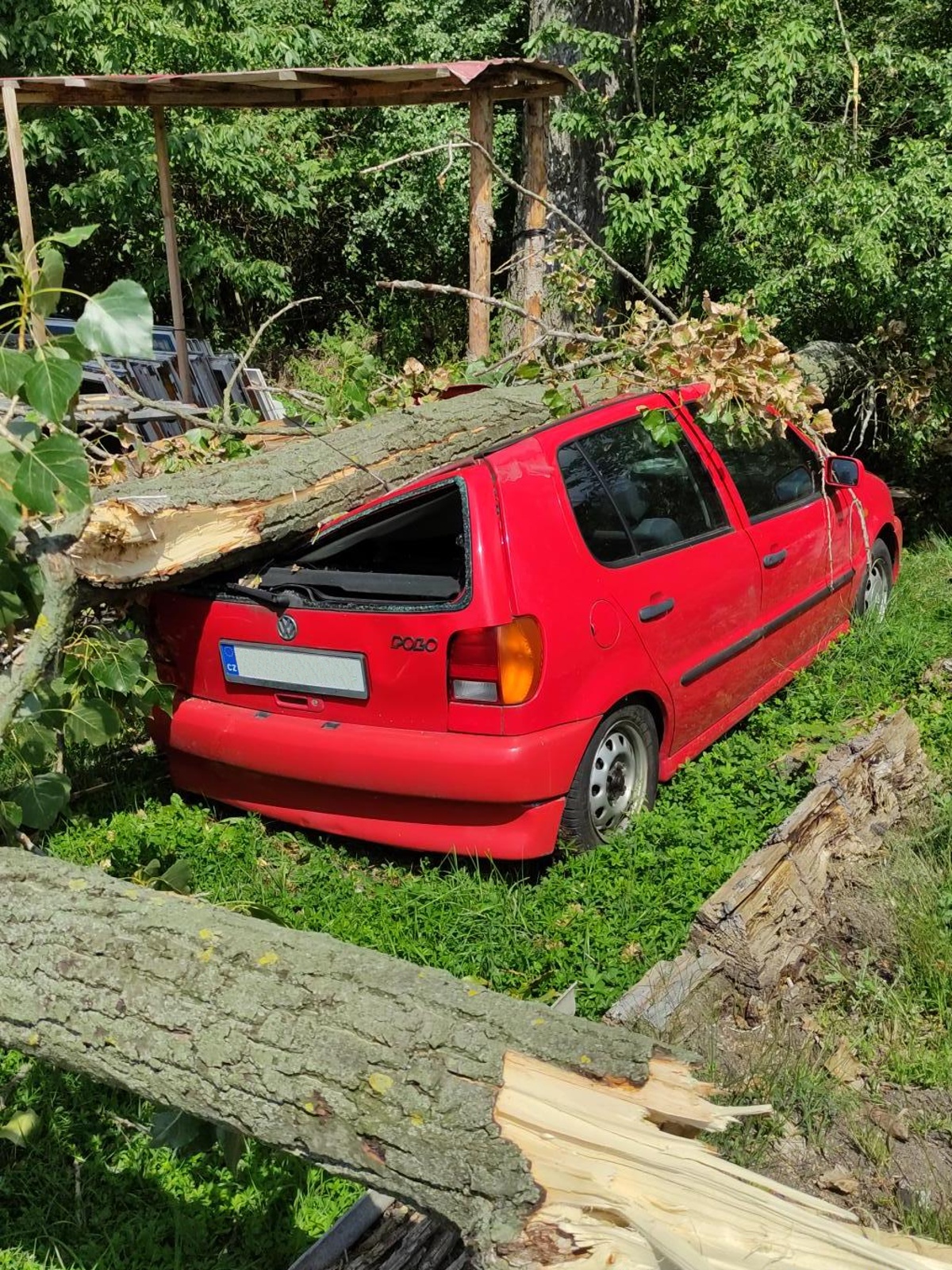 228-Následky silné bouřky v kutnohorském Malíně.jpg