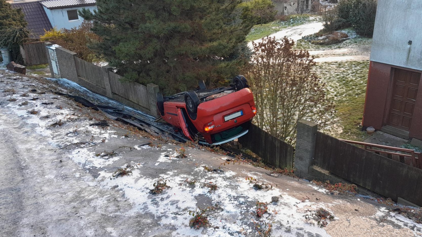 230124-Dopravní nehoda osobního vozidla v Dolanech nad Vltavou na Mělnicku.jpg