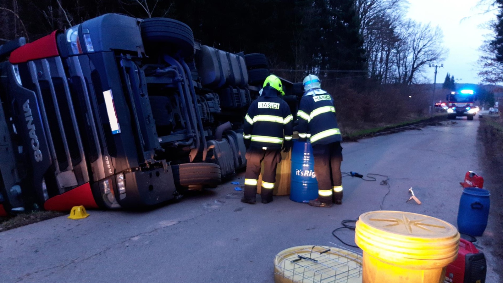 230224-Přečerpávání nafty z poškozených nádrží kamionu na vedlejší silnici u obce Mukařov v okrese Praha-východ.jpg