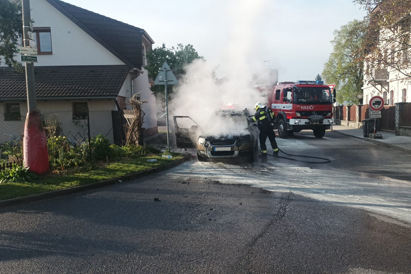 230424-Požár osobního automobilu poblíž železniční stanice Bystřice u Benešova.jpg