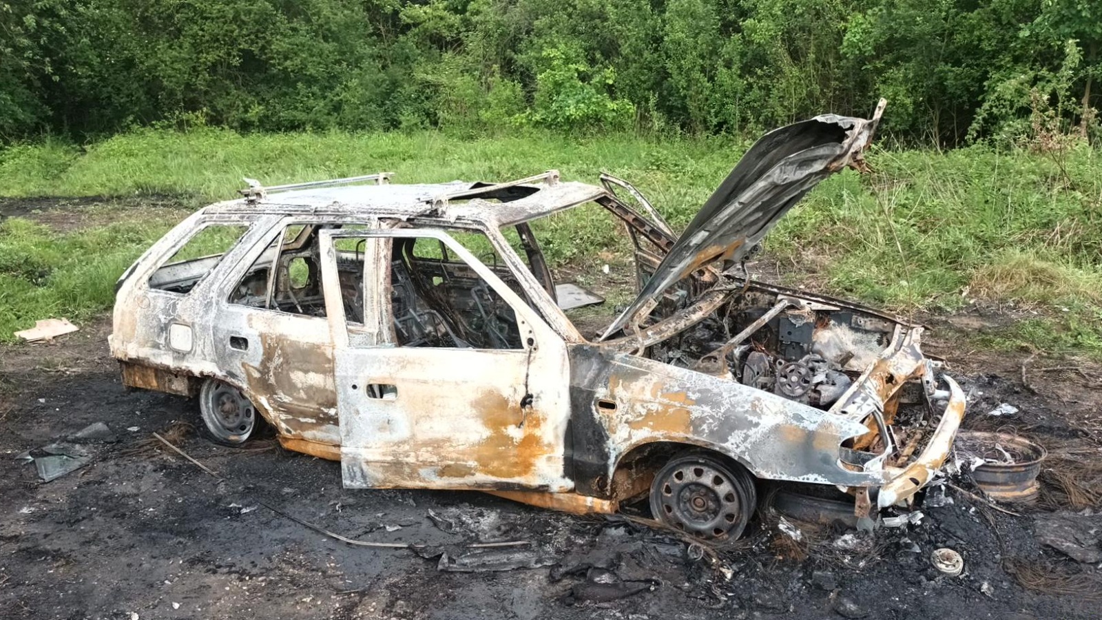 230524-Požár osobního automobilu v Malé Bělé poblíž Bakova nad Jizerou v okrese Mladá Boleslav.jpg