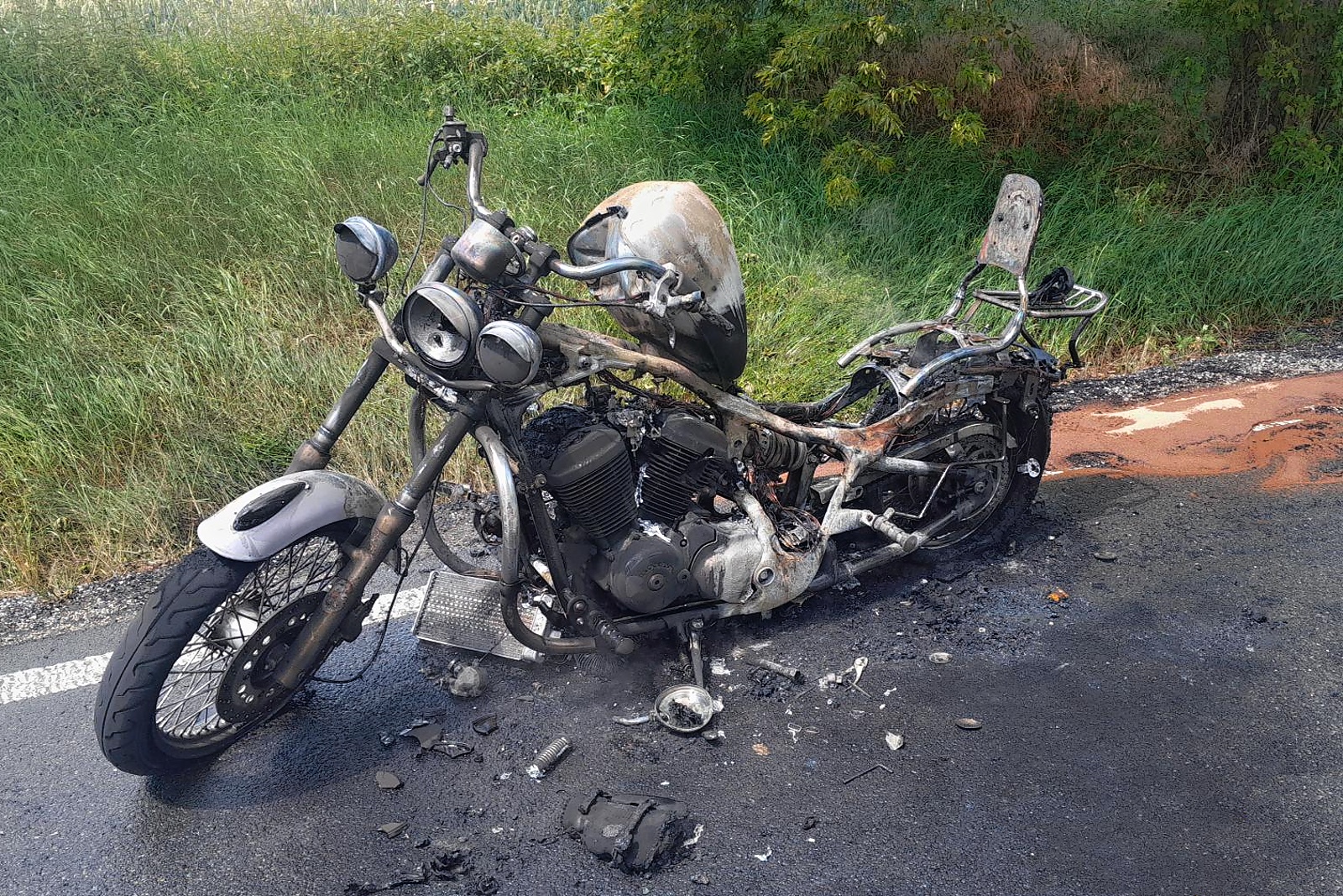 230624-Požár motocyklu na silnici č. 101 mezi obcemi Chýnice a Třebotov v okrese Praha-západ.jpg