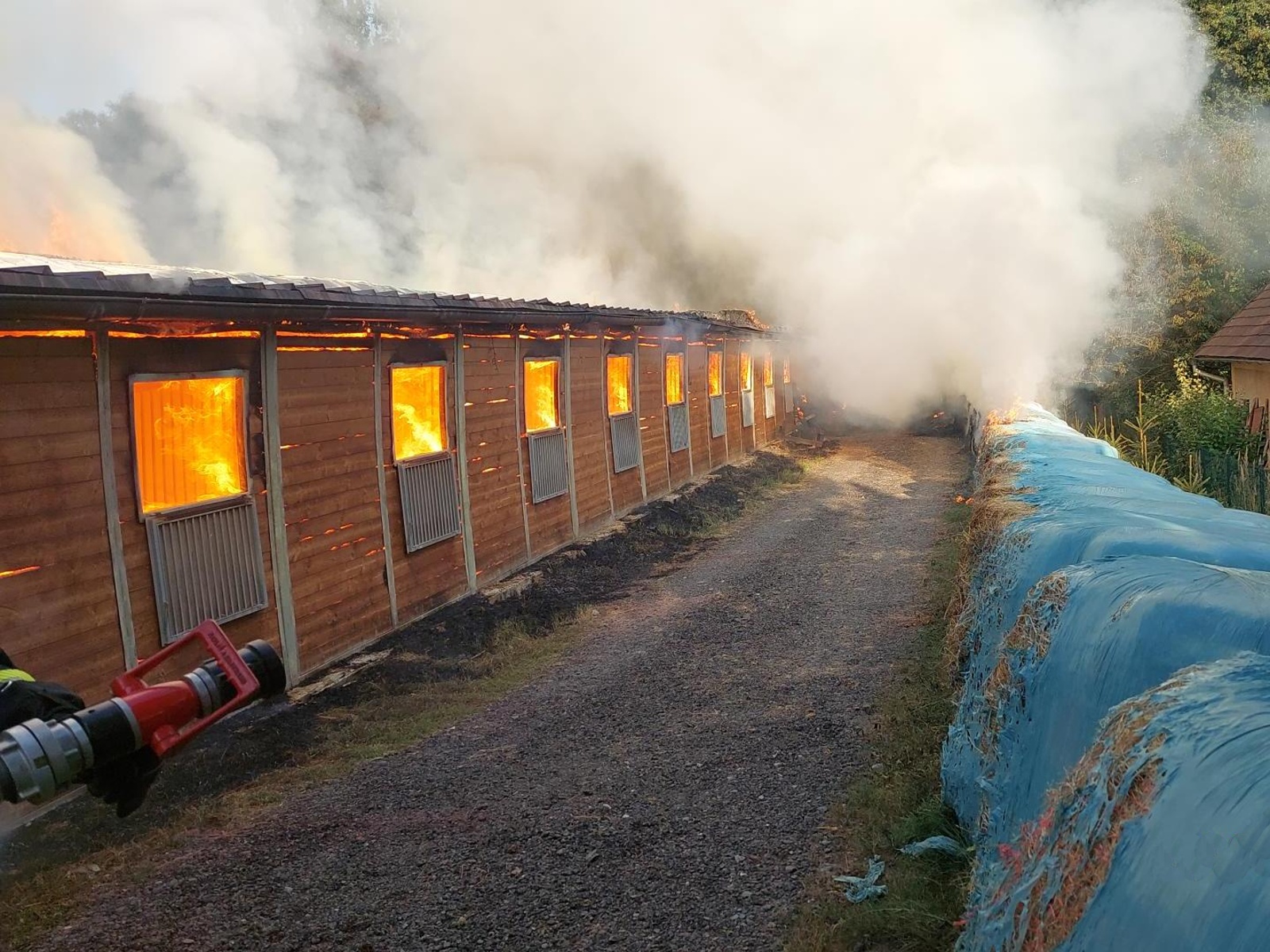 231-Požár stájí pro koně na farmě u obce Barochov na Benešovsku.jpg