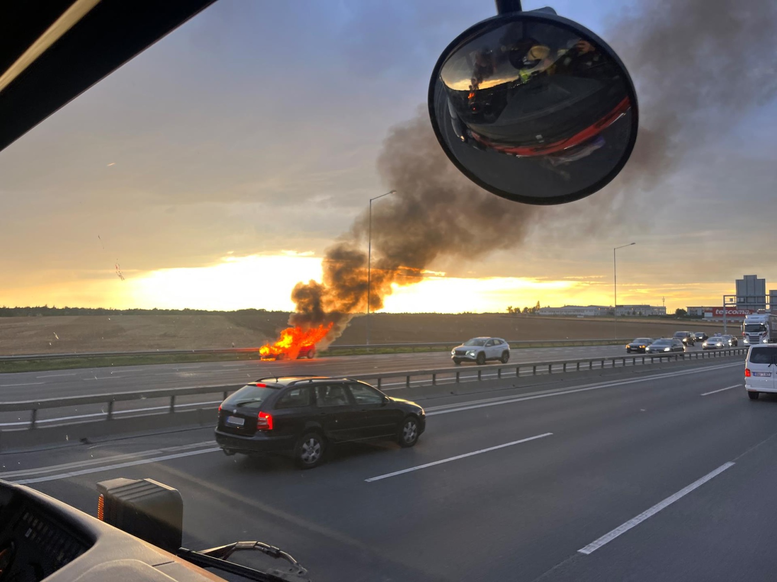 232-Požár osobního auta na dálnici D1 za výjezdem z Prahy před křižovatkou Modletice.jpg