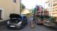 240624-Pád uvolněné klády na osobní vozidlo v Nádražní ulici v Trhovém Štěpánově na Benešovsku