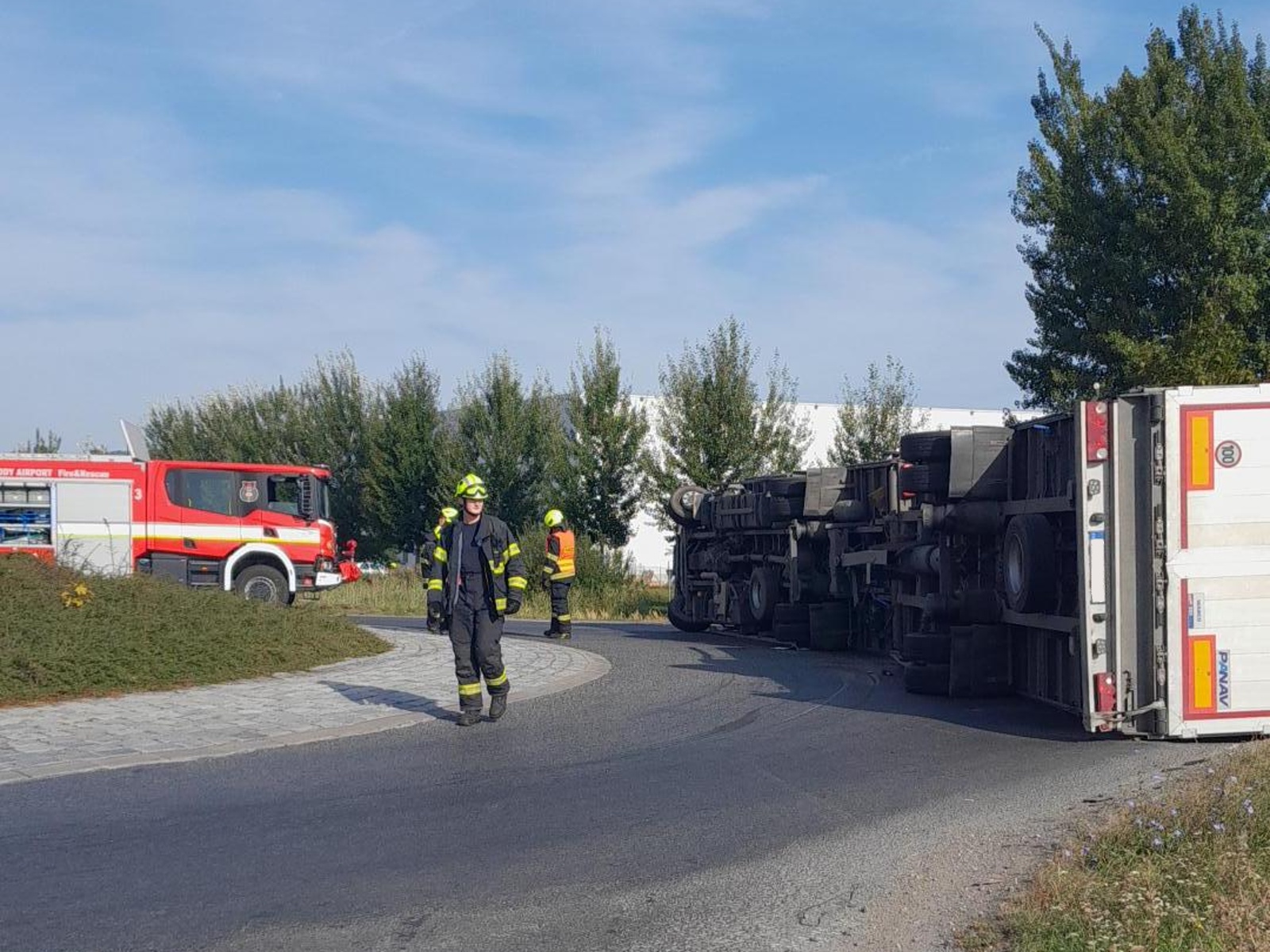 249-Převrácená nákladní souprava na spojce mezi starou teplickou silnicí a dálnicí D8 u průmyslové zóny Kozomín.jpg