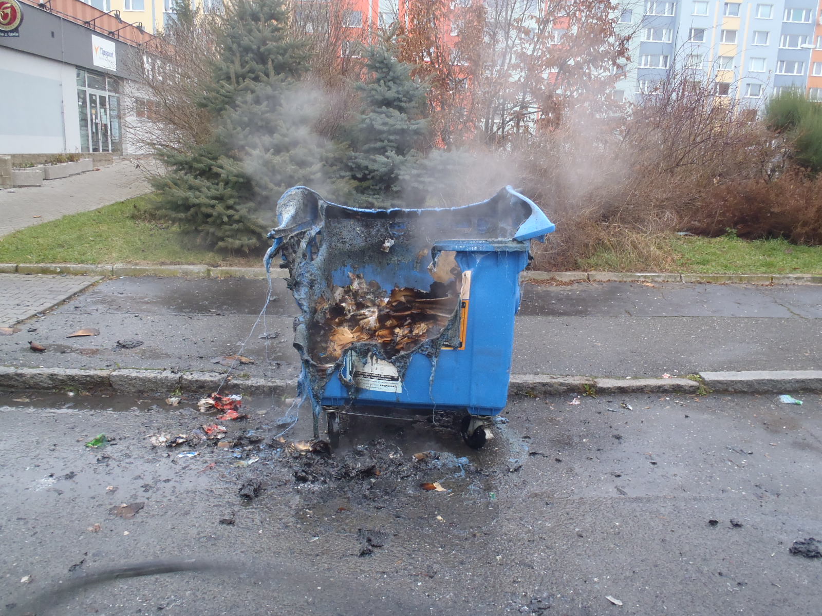 25.-26.12.2013 foto/26.12.2013 Požár kontejneru Plzeň.JPG