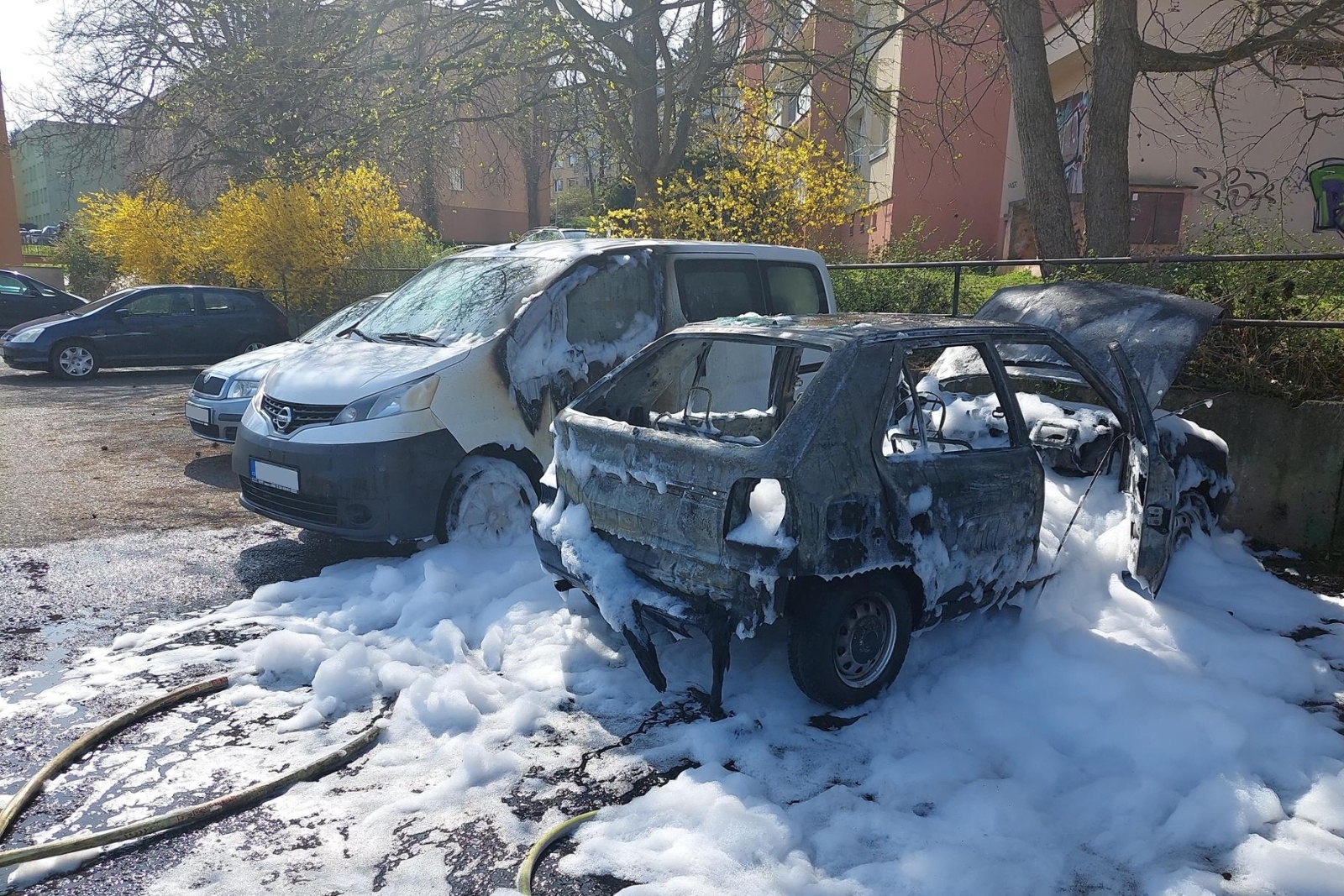 260324-Požár osobního automobilu částečně přenesený na sousední vozidlo na parkovišti v mělnické Bezručově ulici.jpg