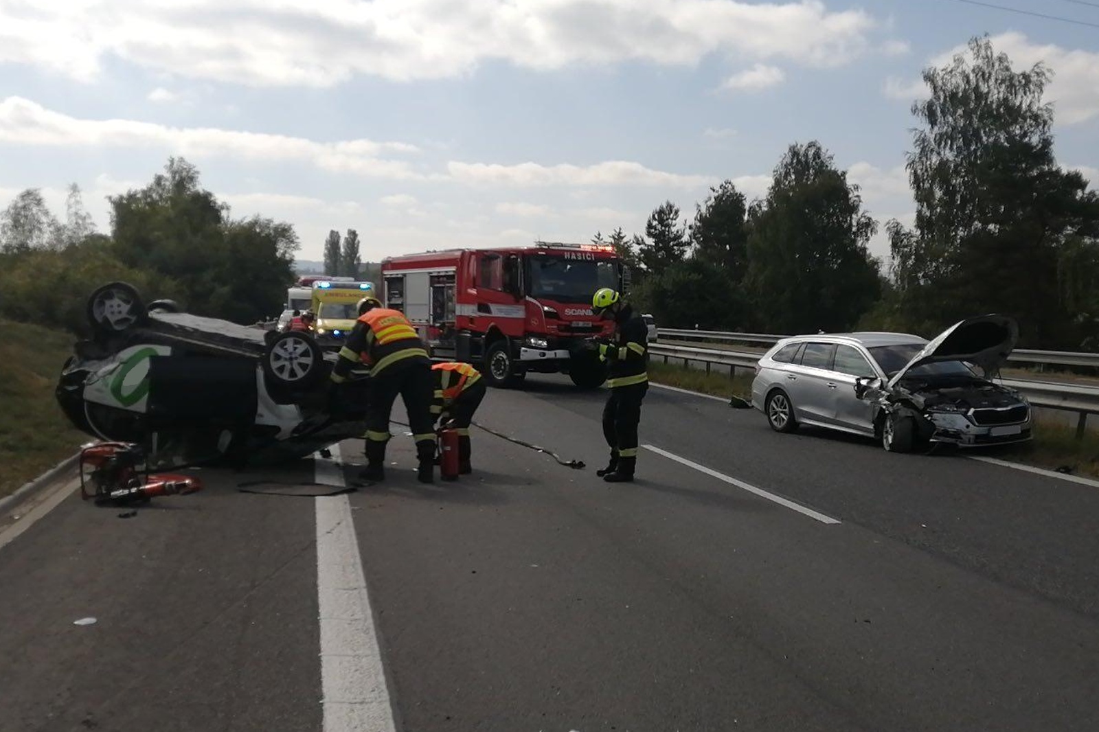 267-Srážka dvou osobních automobilů na strakonické dálnici D4 u Obořiště.jpg