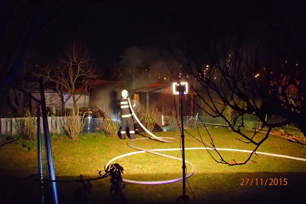 27.11.2015 požár chaty Plzeň, Rabštejnská.JPG