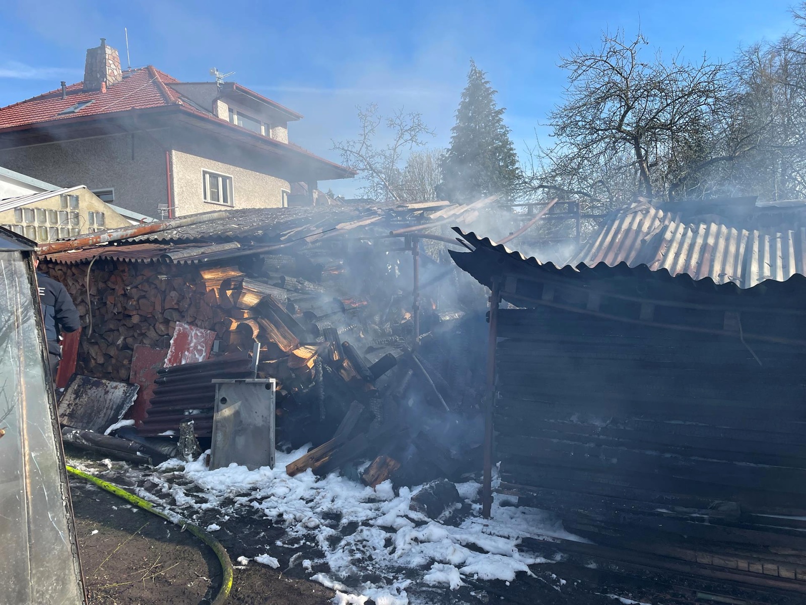 270324-Požár naskladněného dřeva v přístřešku u rodinného domu v Rabasově ulici v Novém Strašecí.jpg