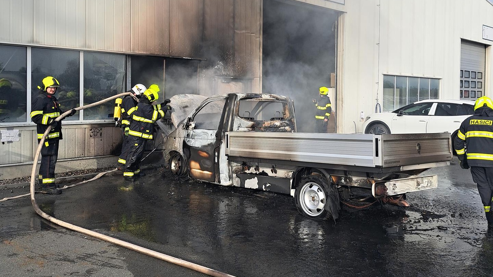 273-Požár malého nákladního vozu přenesený na opláštění haly v logistické firmě v Jenči nedaleko Prahy.jpg