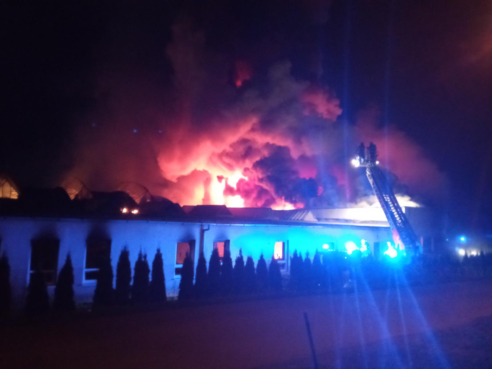 28. 10. 2020 požár průmyslového objektu Roztoky u Jilemnice