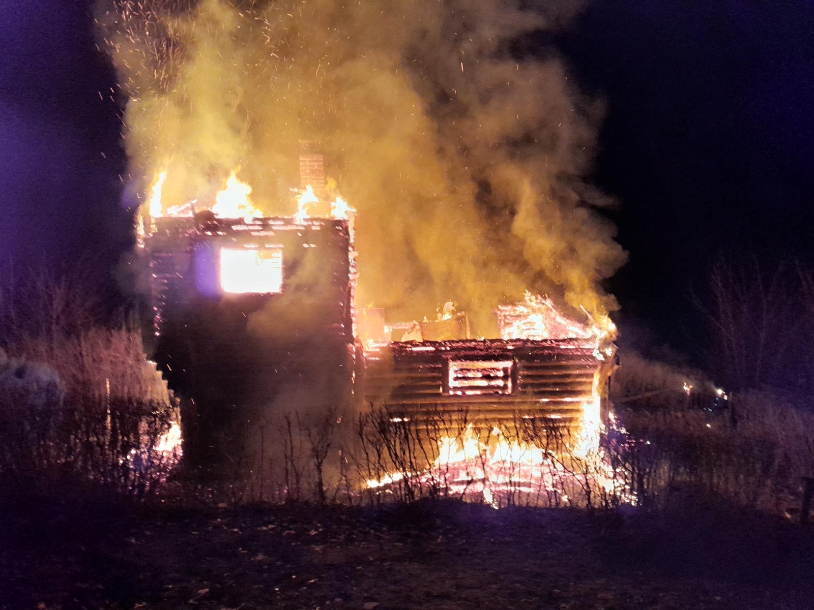 280124-Požár roubené chaty v rekreační oblasti u Berounky mezi obcemi Račice a Žloukovice.jpg