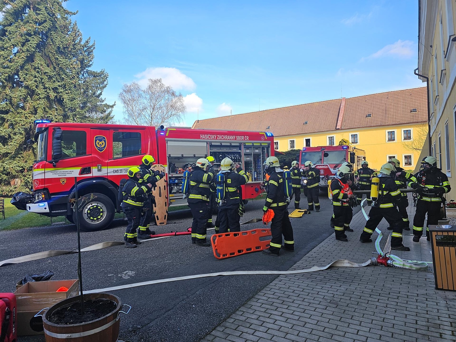 280324-Prověřovací cvičení v domově seniorů Kolešovice na Rakovnicku zaměřené na záchravu a evakuaci osob při požáru.jpg