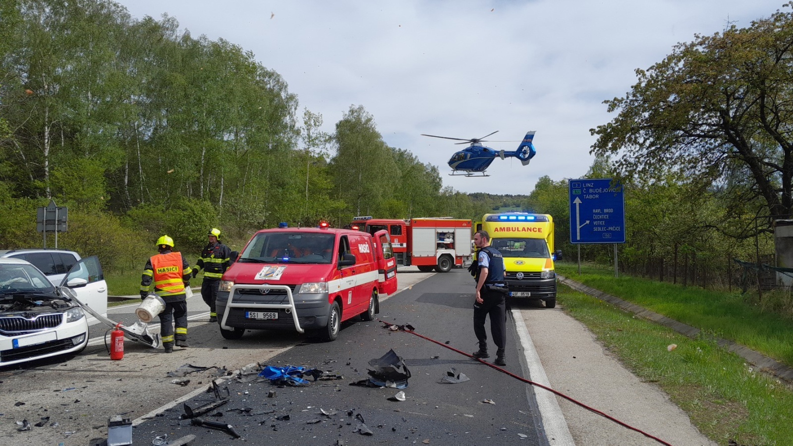 280424-Vážná dopravní nehoda tří osobních vozidel na silnici č. 3 na obchvatu Votic v okrese Benešov.jpg