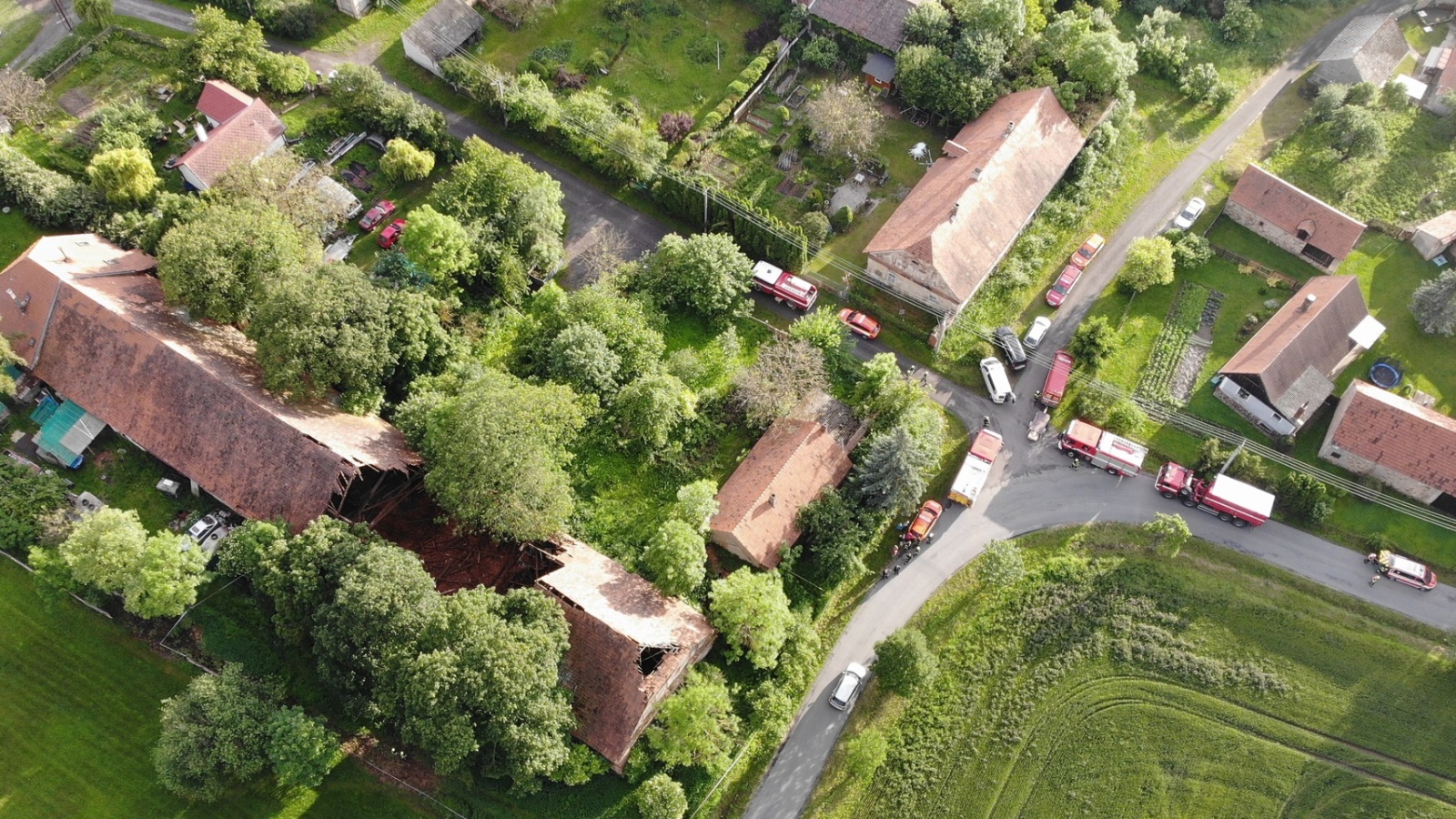 280524-Zborcená část střechy staré velké stodoly v obci Nové Dvory spadající pod Lážovice na Berounsku.jpg