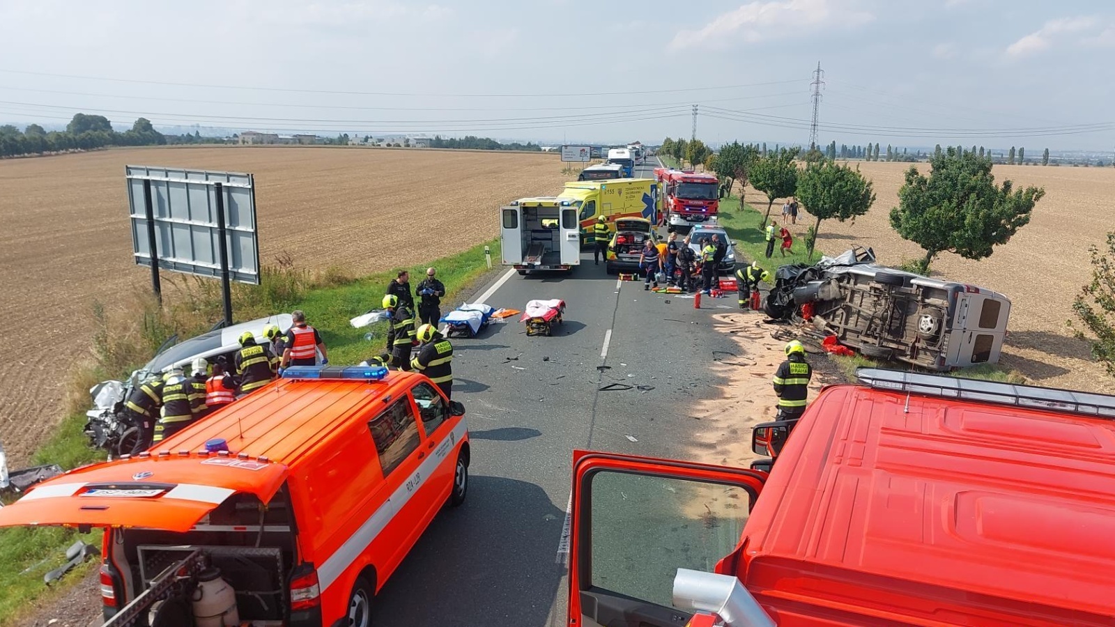 289-Spolupráce říčanských hasičů s pražskými kolegy z Chodova u nehody v Uhříněvsi.jpg