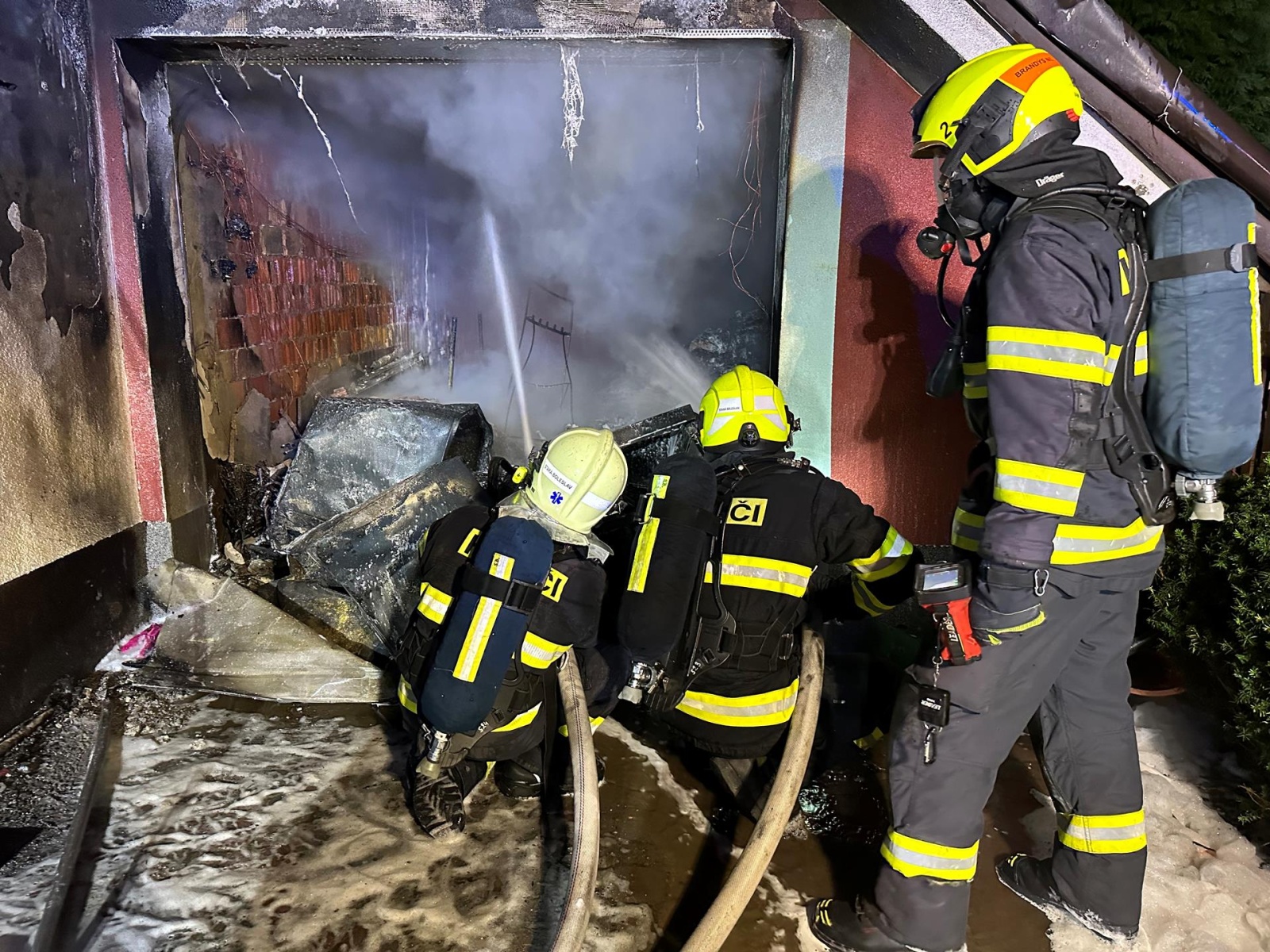 290-Požár garáže přilehlé k rodinnému domu v Zelenči v okrese Praha-východ.jpg