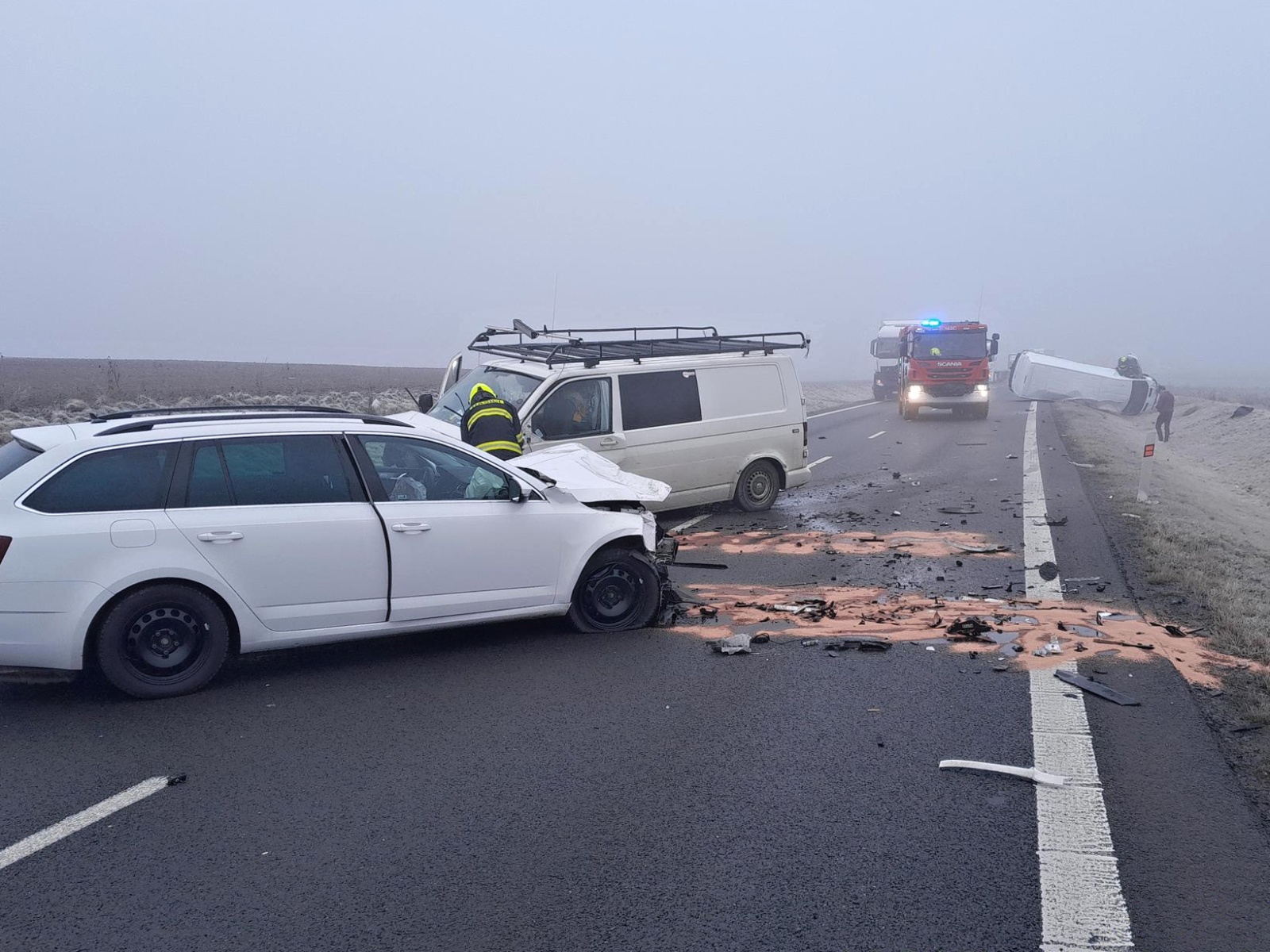 290124-Nehoda dvou dodávek a osobního automobilu na silnici č. 16 mezi Ješínem a Velvary v okrese Kladno.jpg