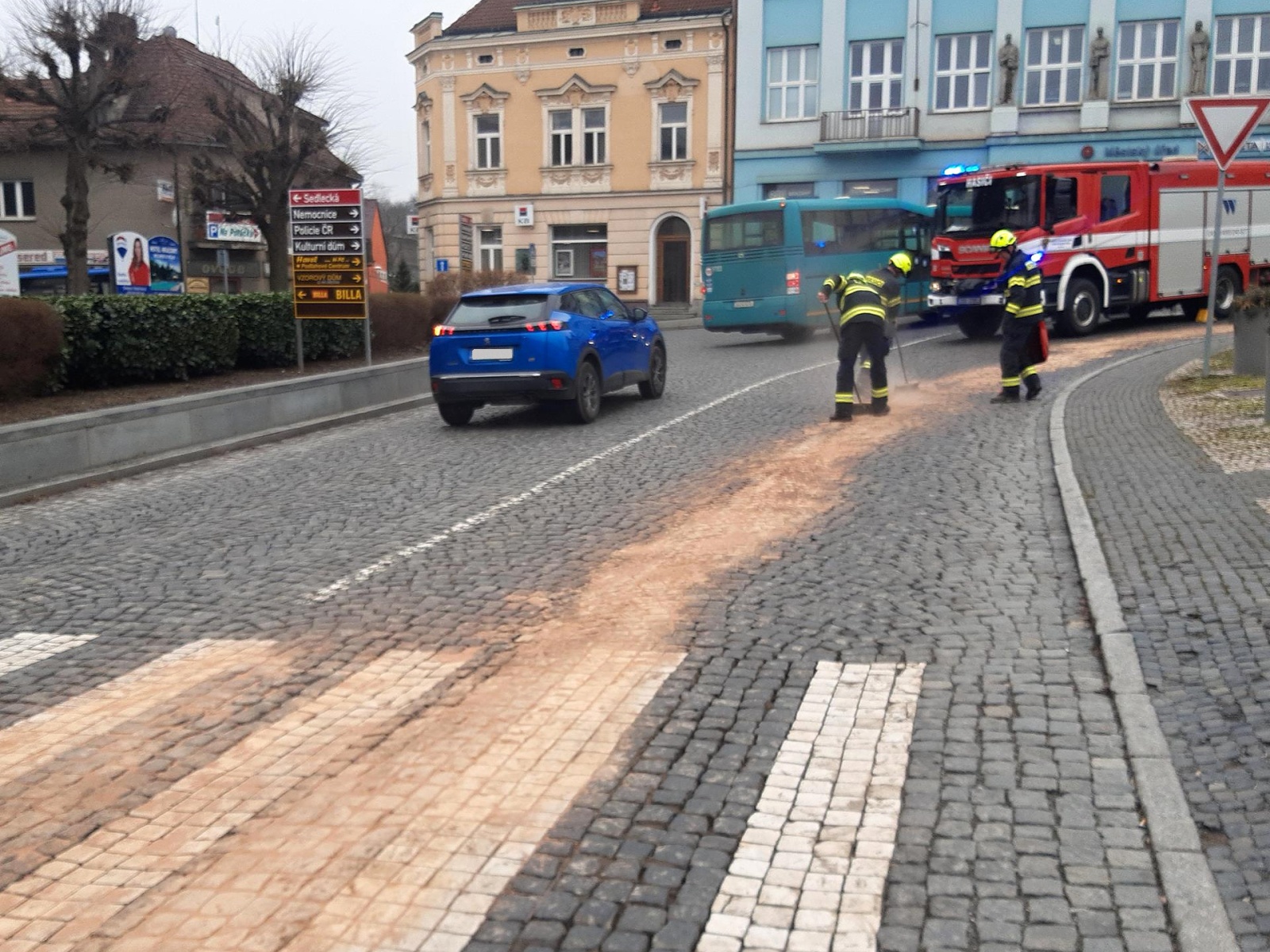 290224-Likvidace úniku ropných látek z vozovky na náměstí T. G. Masaryka v Sedlčanech na Příbramsku.jpg