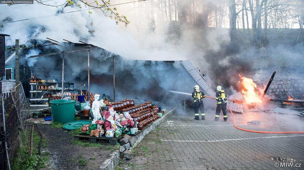 3 Požár vietnamské tržnice Rožany.jpg