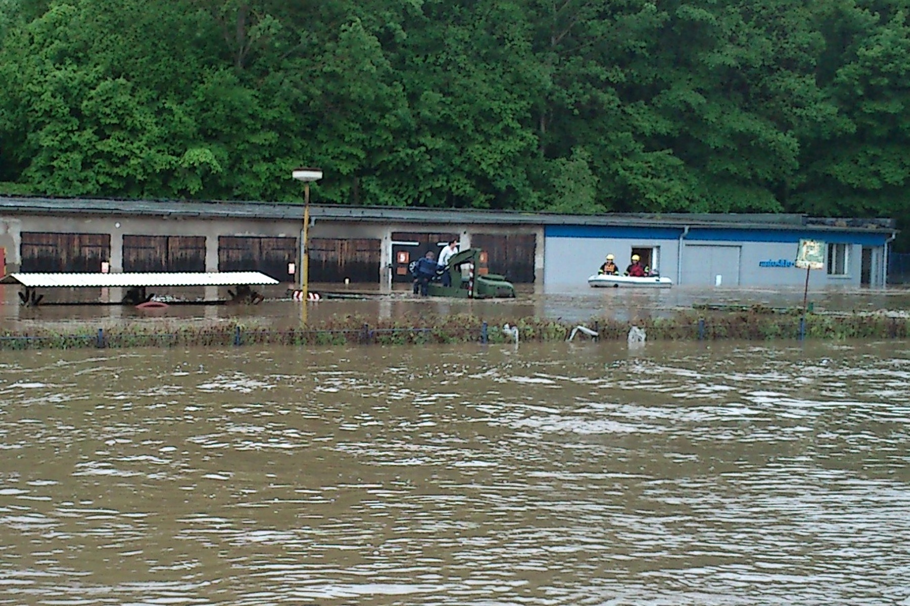 3 Záchrana čtyř osob ze zaplaveného auta, Český Krumlov - 2. 6. 2013 (3).jpg
