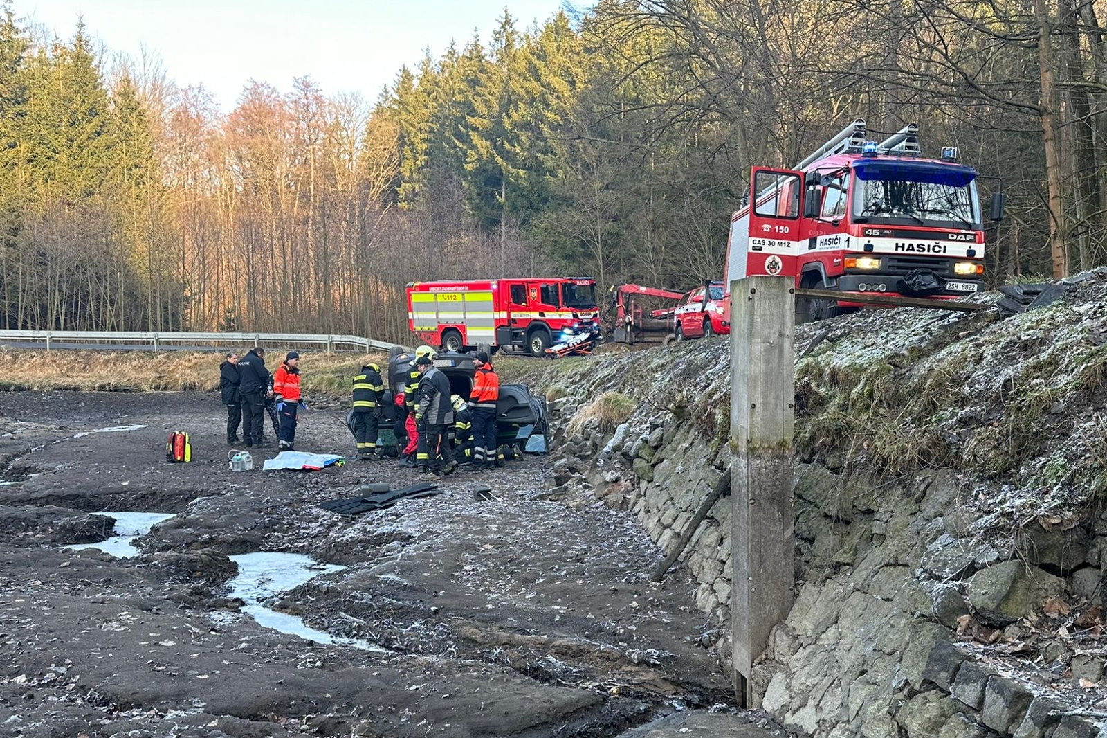 300124-Záchrana zraněného řidiče z osobního automobilu převráceného do vypuštěného Pilského rybníka nedaleko Jevan.jpg