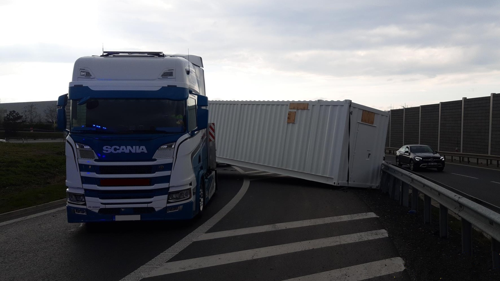 301-Uvolněný kontejner z návěsu kamionu na exitu 9 Úžice  dálnice D8.jpg