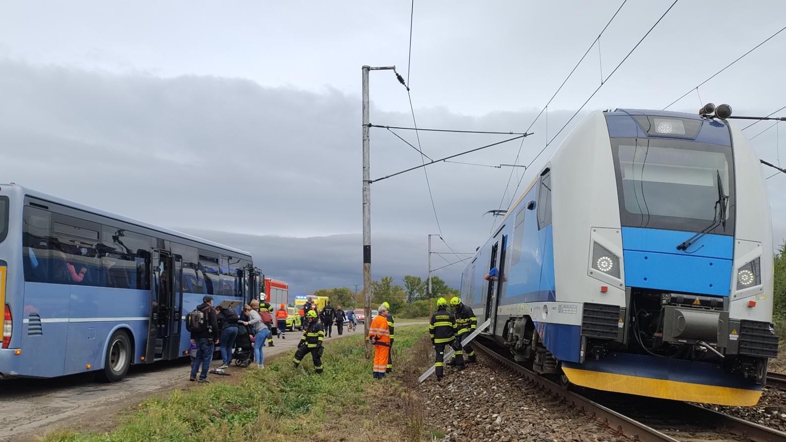 307-Evakuace cestujících z poškozeného vlaku do náhradního autobusu mezi Hlízovem a Kutnou Horou.jpg