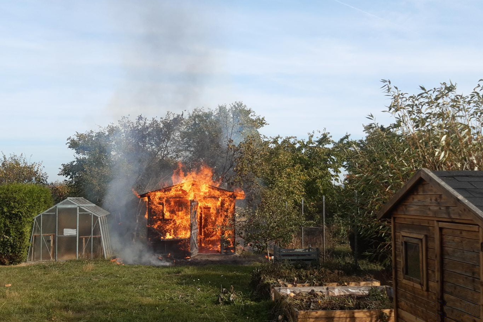 310-Požár zahradního domku v obci Bzová na Hořovicku.jpg