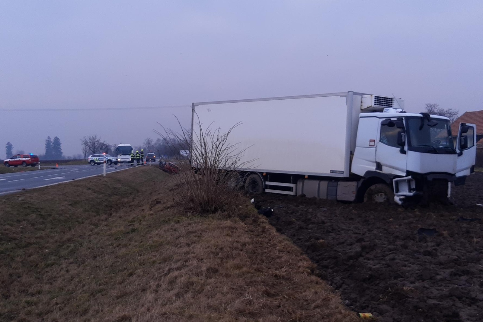 310124-Srážka nákladnéího vozidla s osobním na kolínské silnici č. 12 u odbočky k Nové Vsi II nedaleko Českého Brodu.jpg