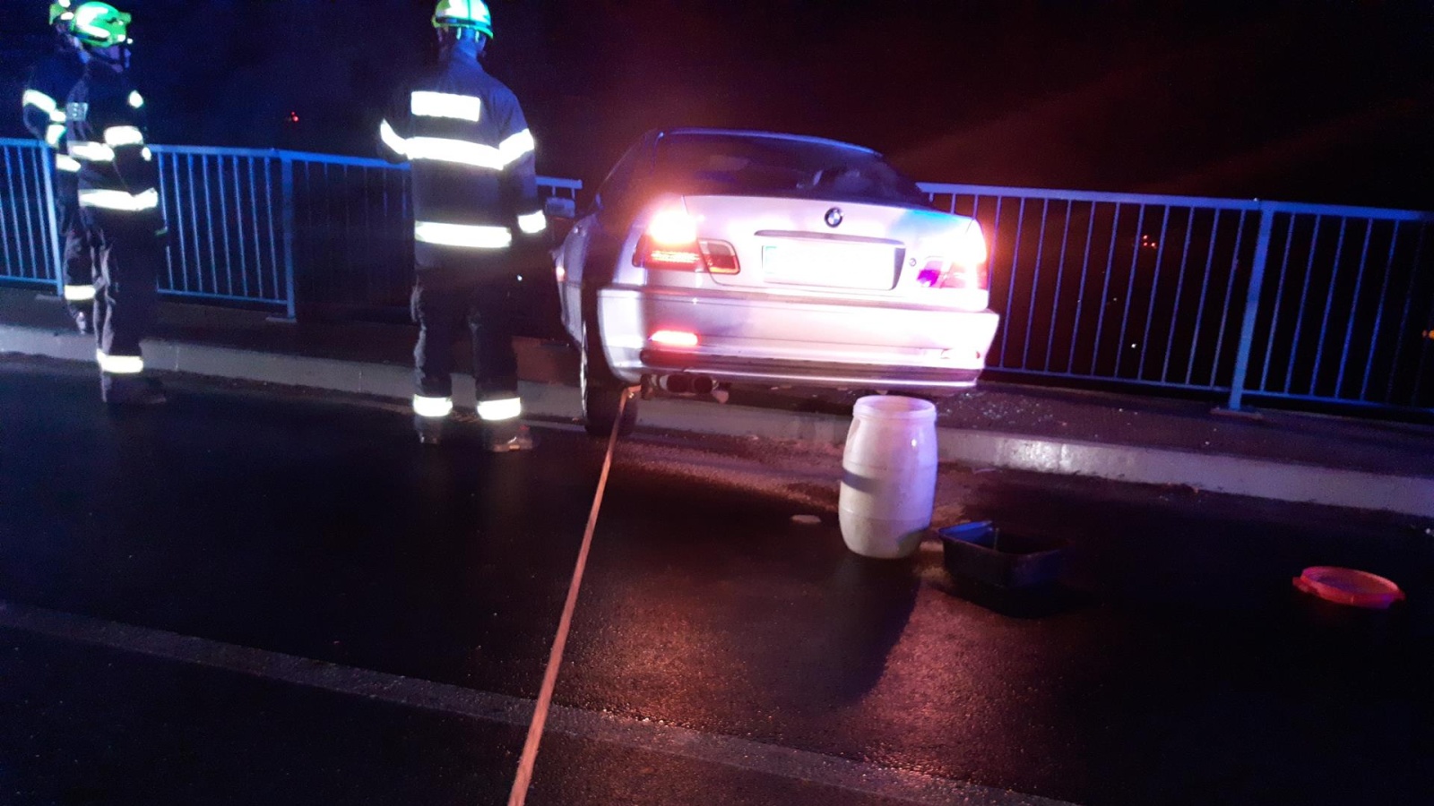 315-Zajištění vozidla před pádem z mostu nad silnicí č. 3 u Senohrab v okrese Praha-východ.jpg