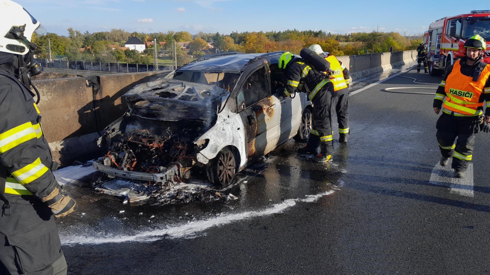 321-Požár osobního automobilu na dálnici D8 před exitem Nová Ves ve směru od Prahy.jpg