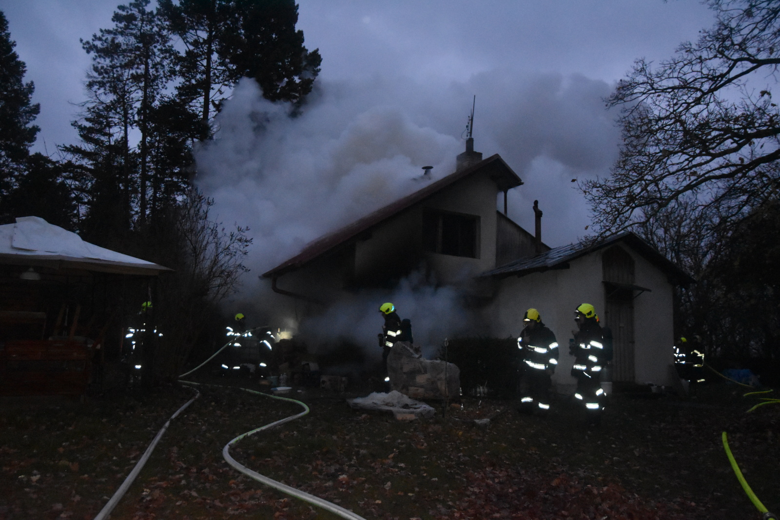 332-Požár rekreačního objektu v lokalitě Na Štokách nedaleko Unhoště na Kladensku.JPG