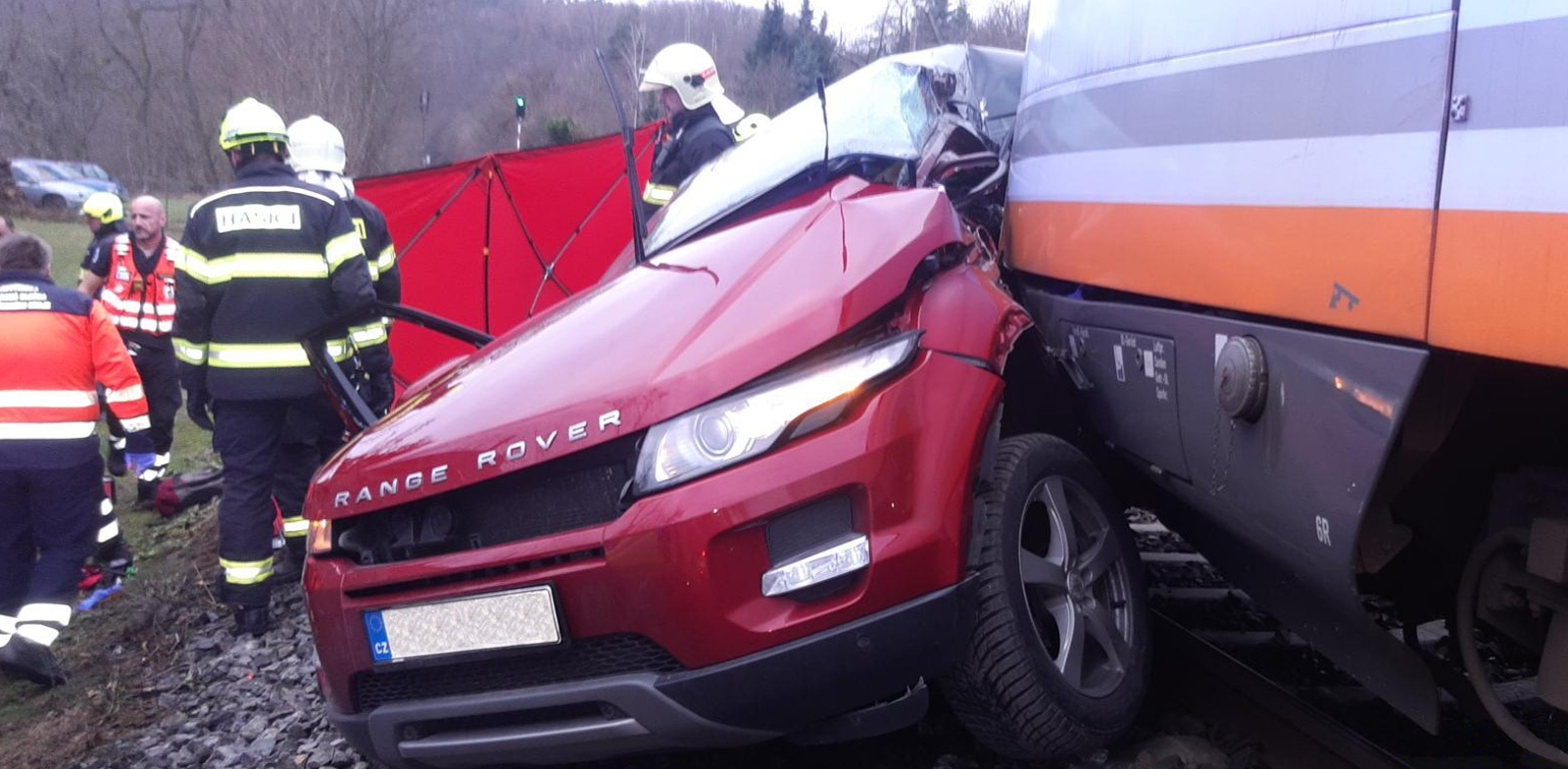 341-Tragický střet vlaku s osobním automobilem na přejezdu v obci Dalešice poblíž Mladé Boleslavi.jpg