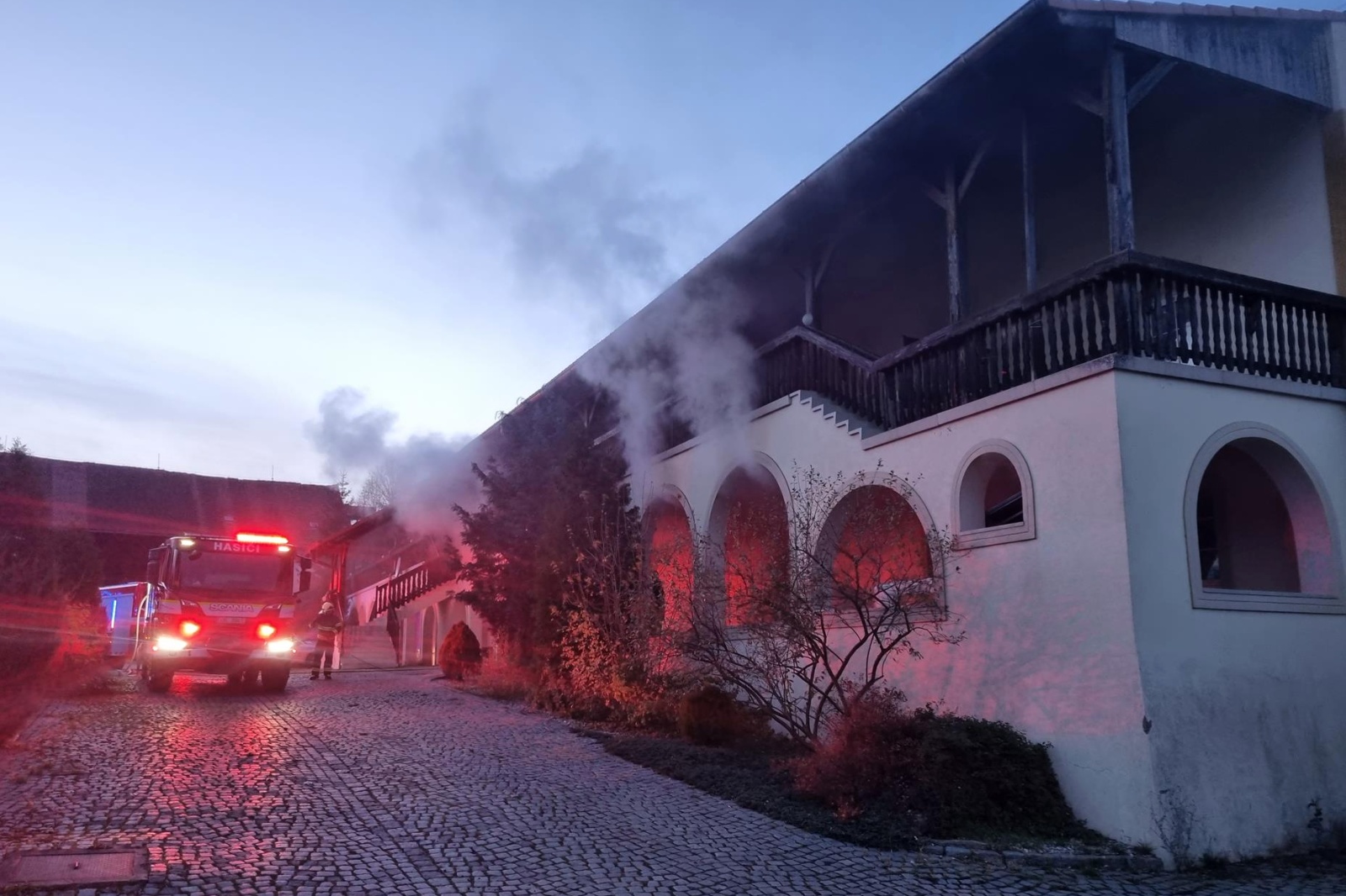 350-Požár nelegální laboratoře v bývalém hotelu Dvůr Míče na Křivoklátsku.jpg